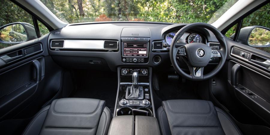 Торпедо Volkswagen Touareg V6 TDI Adventure 2017 года  (AU) (фото 31 из 33)